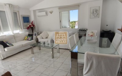 A penthouse with a spacious terrace and lovely views of the sea, the mountains and Altea.